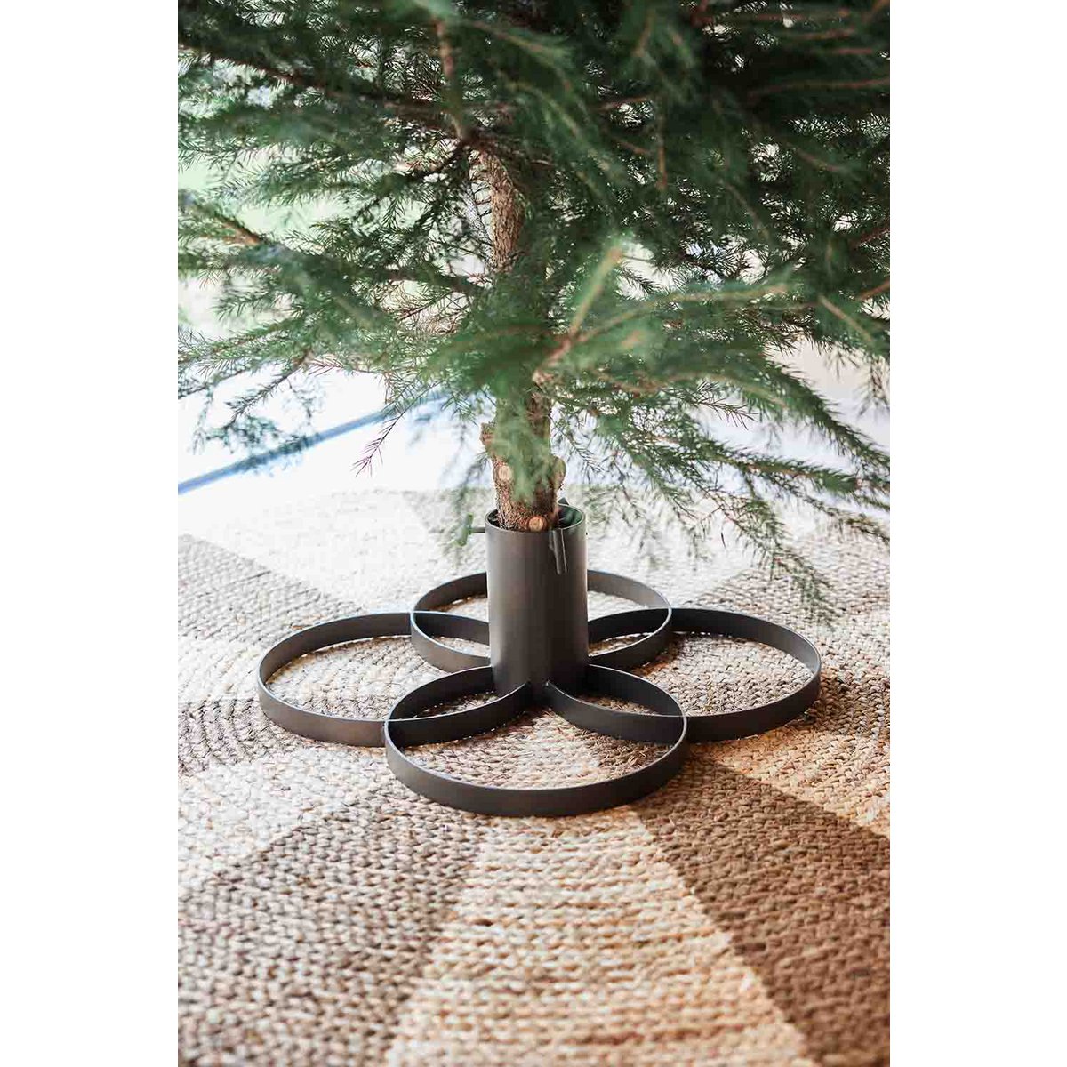 Stijlvolle metalen kerstboomstandaard in zwart – moderne basis voor kerstboom in Scandinavisch interieur.
