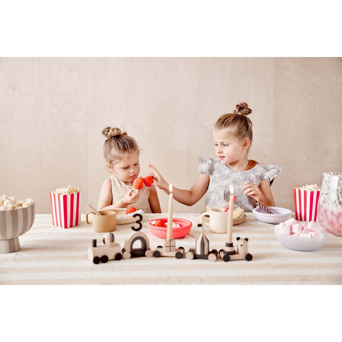 Rood en witte zacht bord en kom