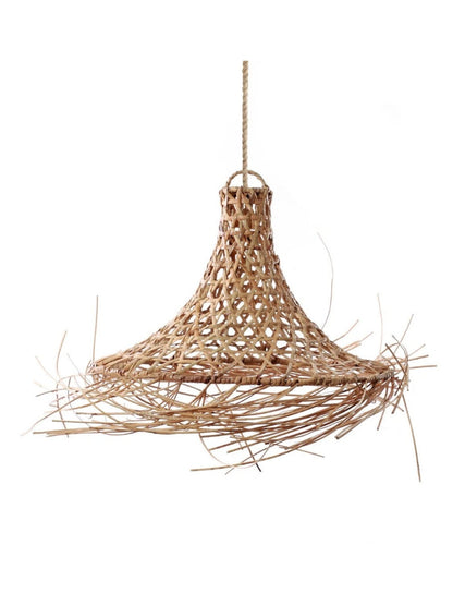Handgemaakte rotan hanglamp in Coastal Boho stijl op witte achtergrond. Zorgt voor warm, zacht licht en een natuurlijke uitstraling in elke ruimte.