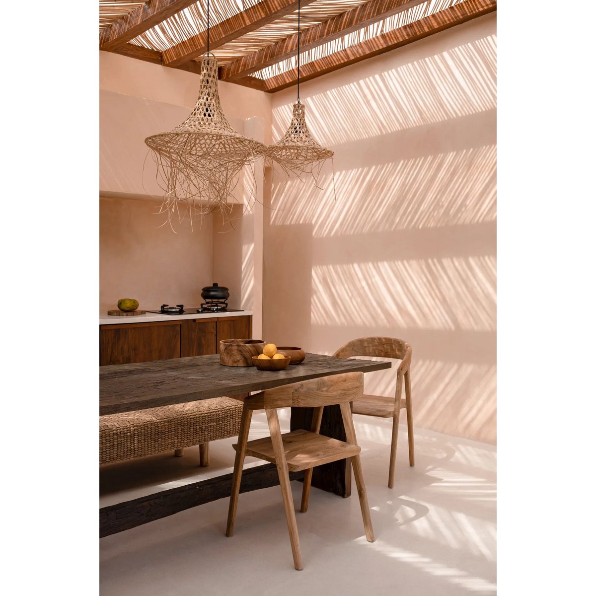 Handgemaakte rotan hanglamp in Coastal Boho stijl. Zorgt voor warm, zacht licht en een boho uitstraling in deze beachy-style kamer