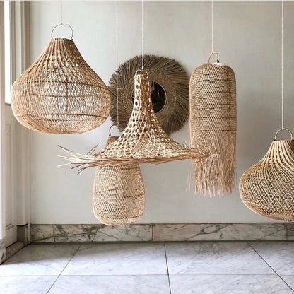 Handgemaakte rotan hanglamp in Coastal Boho stijl. Zorgt voor warm, zacht licht en een boho uitstraling. Hier samen met een paar andere boho hanglampen.