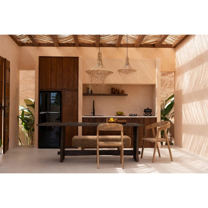 Handgemaakte rotan hanglamp in Coastal Boho stijl. Zorgt voor warm, zacht licht en een boho uitstraling in deze beachy-style kamer.