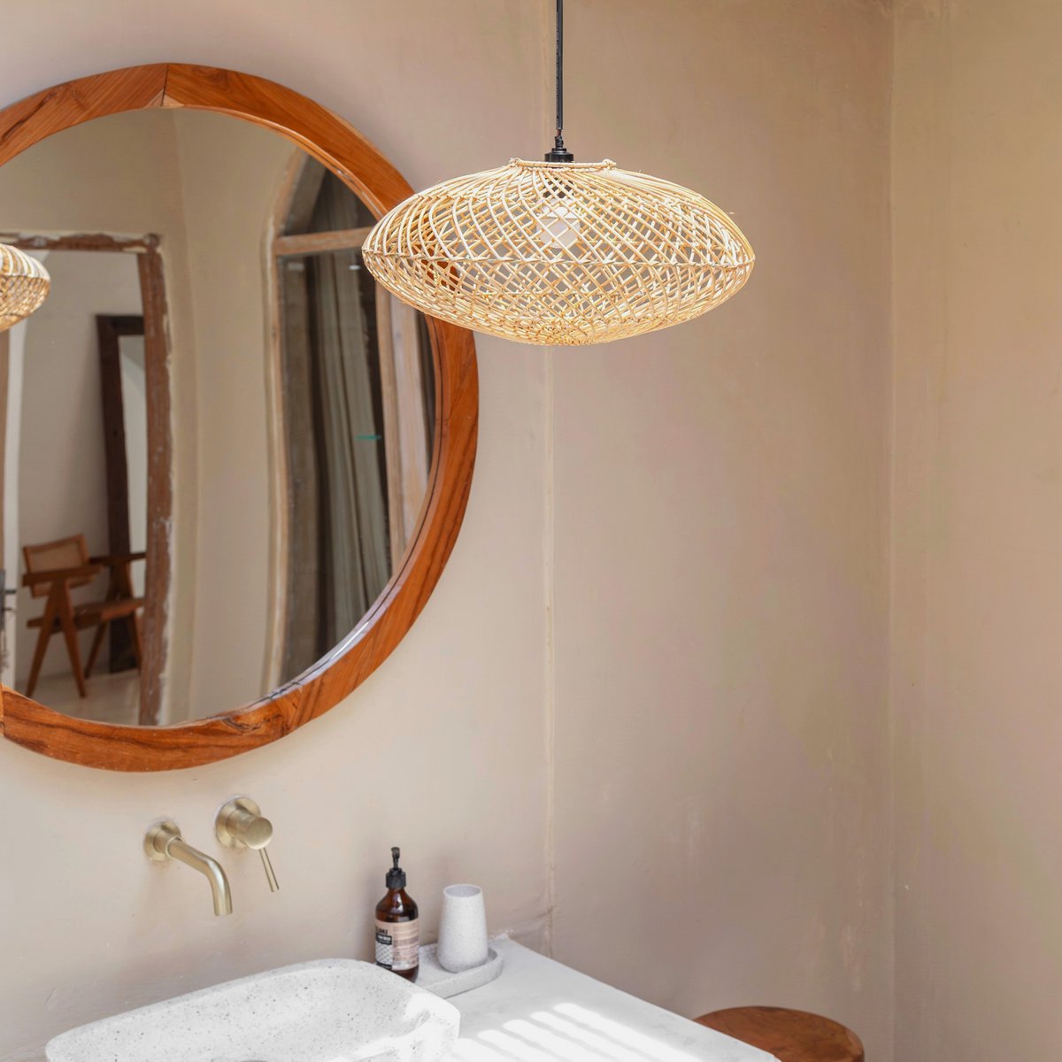 Rotan lampenkap Arana in een boho badkamer