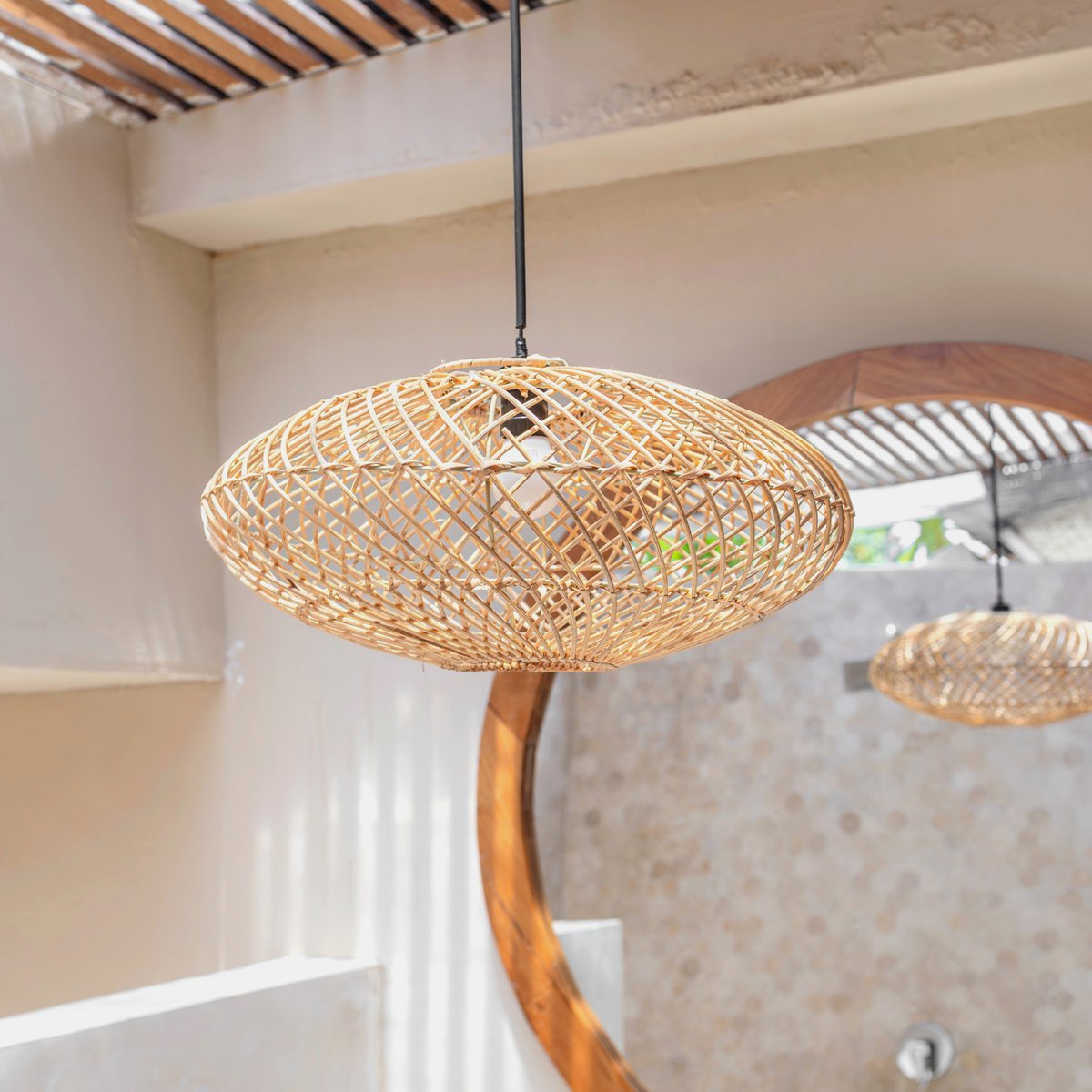 Rotan lampenkap Arana in een badkamer
