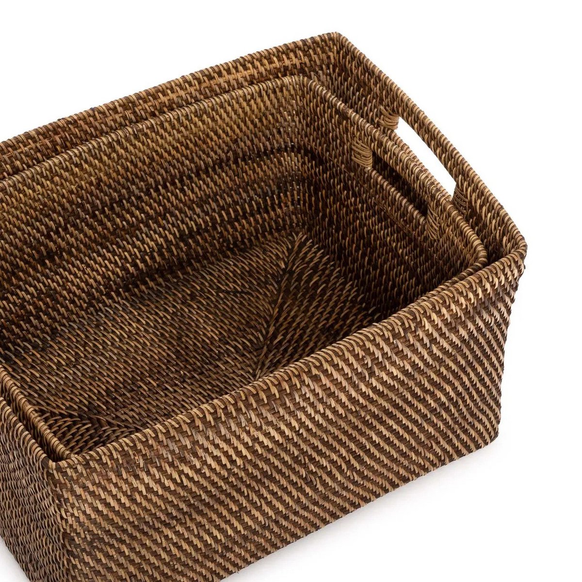 Rotan magazine mand bruin met een kleiner mandje erin, van bovenaf