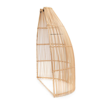 Smalle zijaanblik van de taps toelopende rotan wandlamp Lalo