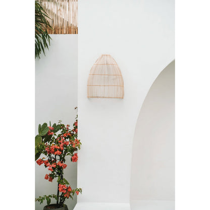 Lalo wandlamp gemonteerd aan witte muur in mediterrane buitenomgeving