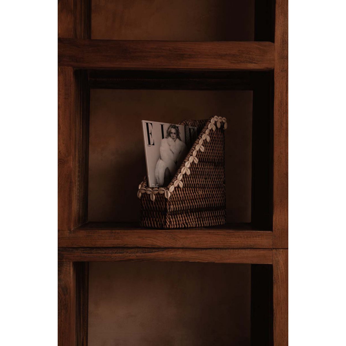 Rotan tijdschriftenhouder gestyled in kast met accessoires