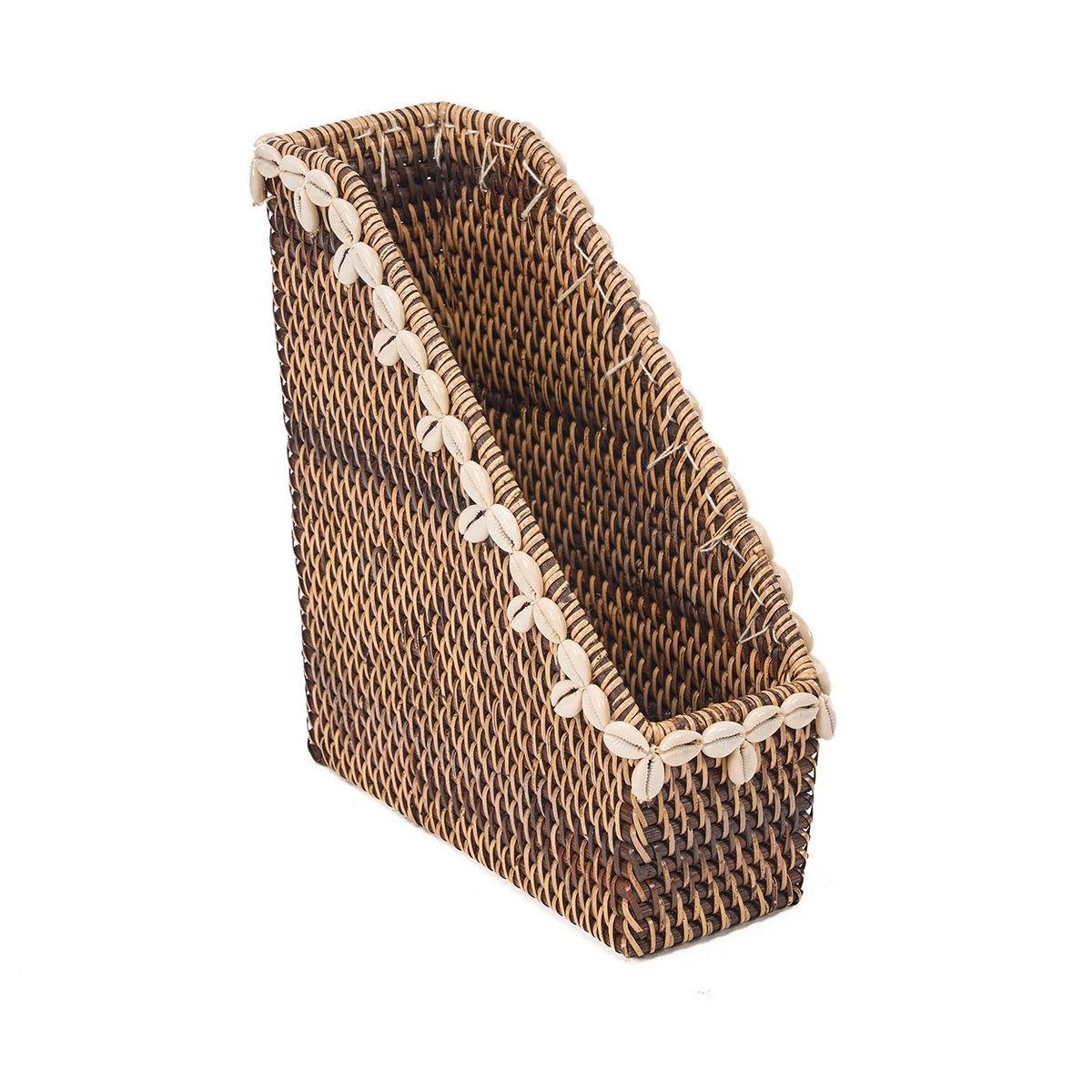 Rotan tijdschriftenhouder met schelprand en schuine vorm