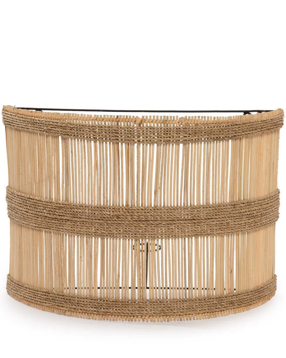 Natuurlijke rotan wandlamp Doedoe met zeegras banden op witte achtergrond