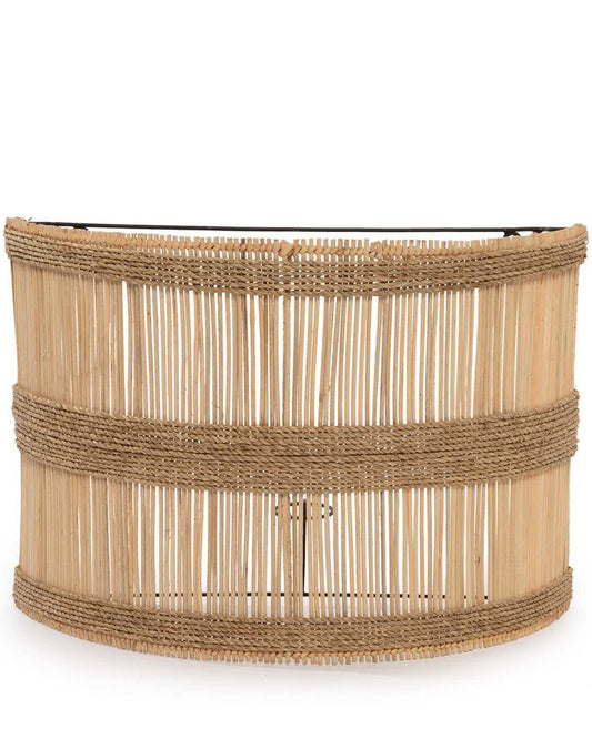 Natuurlijke rotan wandlamp Doedoe met zeegras banden op witte achtergrond