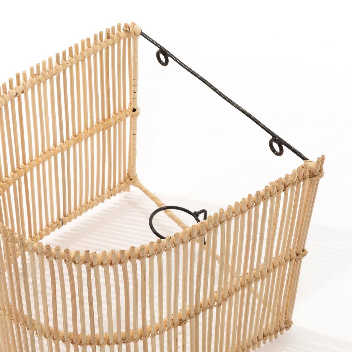 Binnenzijde en frameconstructie van de Gigi rotan wandlamp