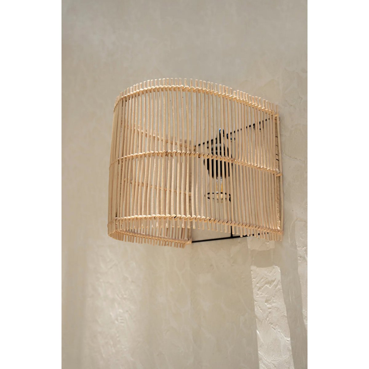 Gigi rotan wandlamp gemonteerd op lichte muur in boho interieur