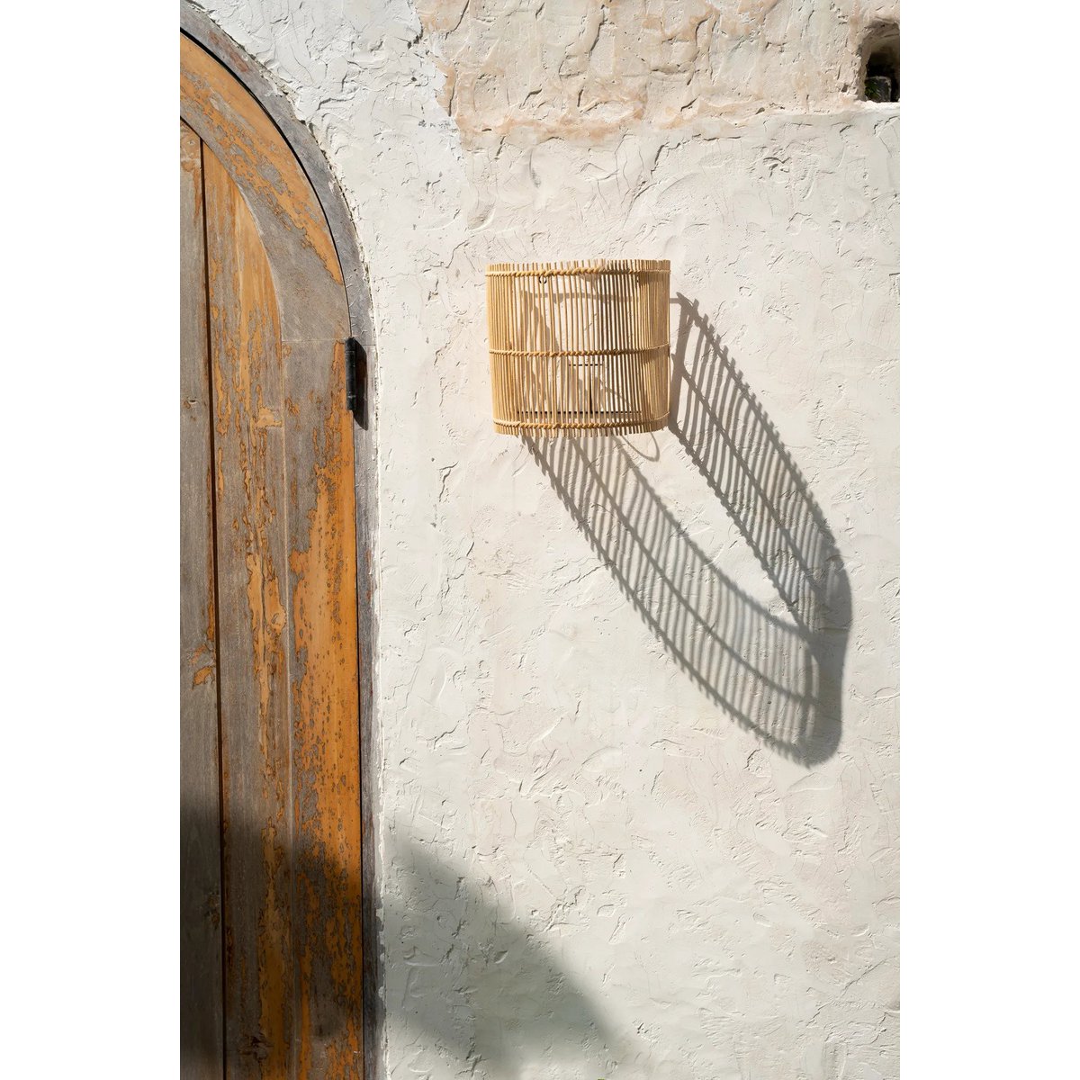 Gigi rotan wandlamp boven houten deur voor natuurlijke look