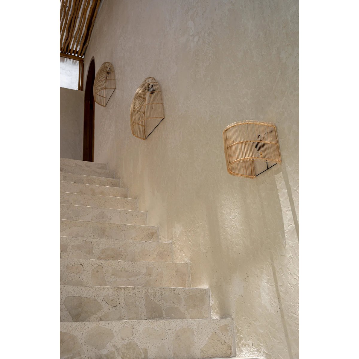 Rotan Gigi wandlamp in zachte trapopgang met sfeerverlichting