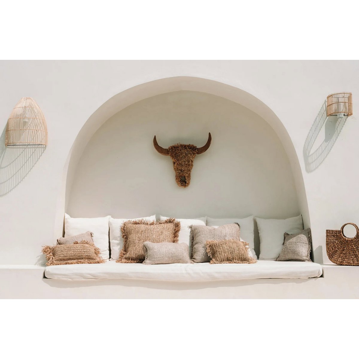 Gigi rotan wandlamp in serene slaapkamer met boho decor