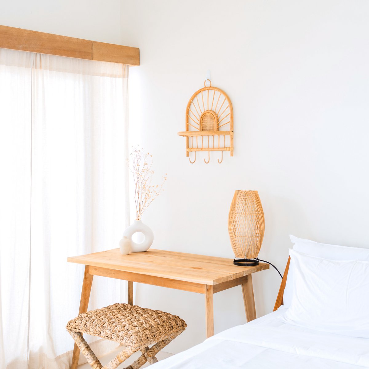 Rotan wandplank gestyled boven een houten tafel in een licht interieur