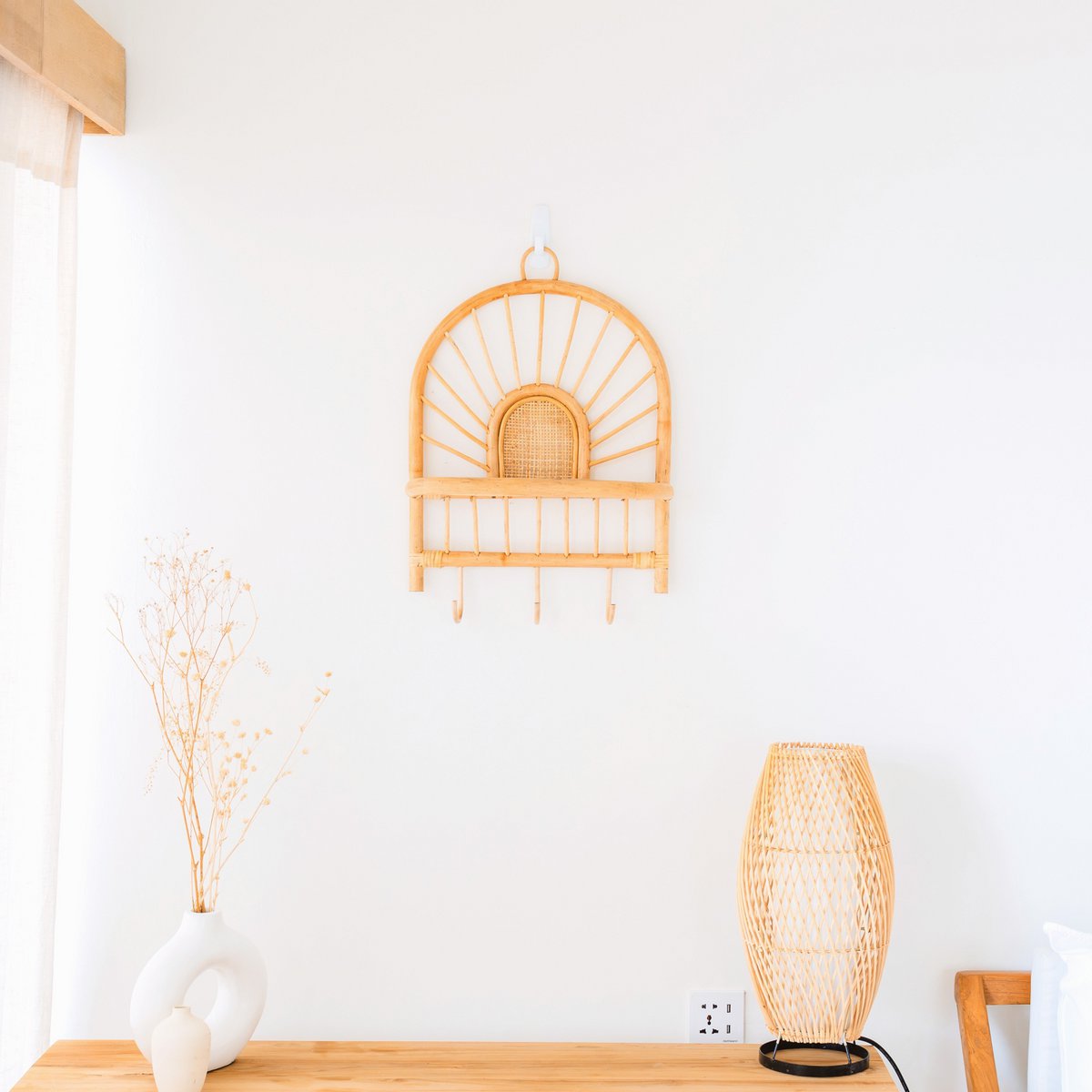 Rotan wandrek met accessoires en sleutels in een boho interieur