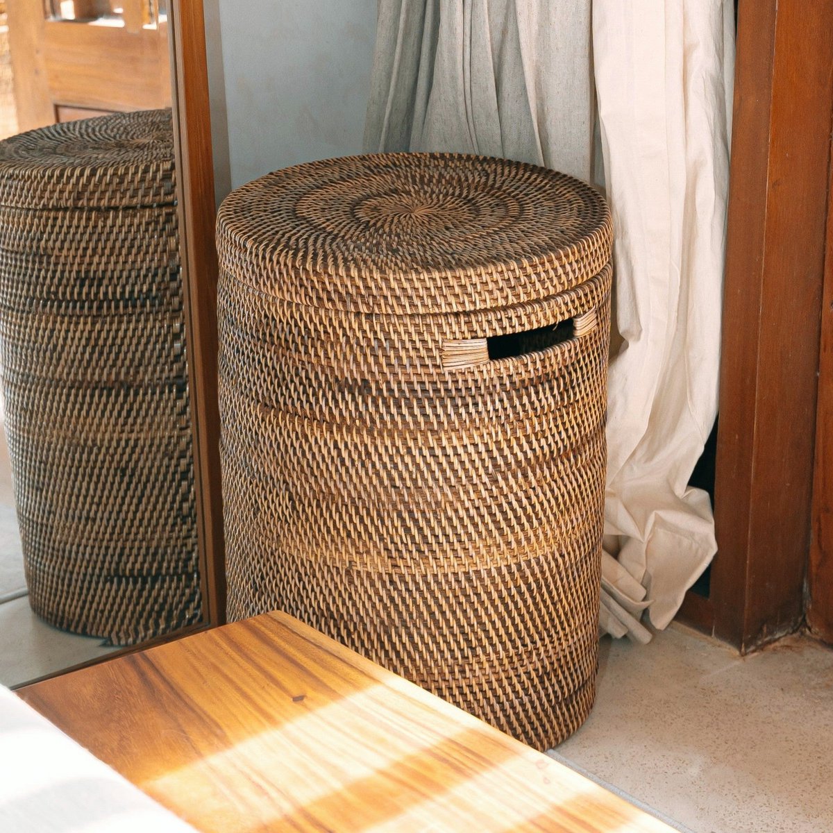 Rotan wasmand met deksel naturel Sari in een boho hal met spiegel