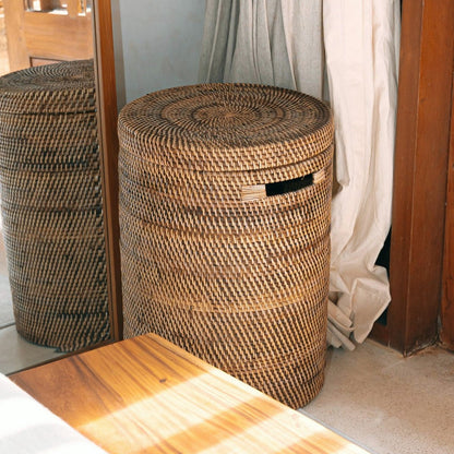Rotan wasmand met deksel naturel Sari in een boho hal met spiegel