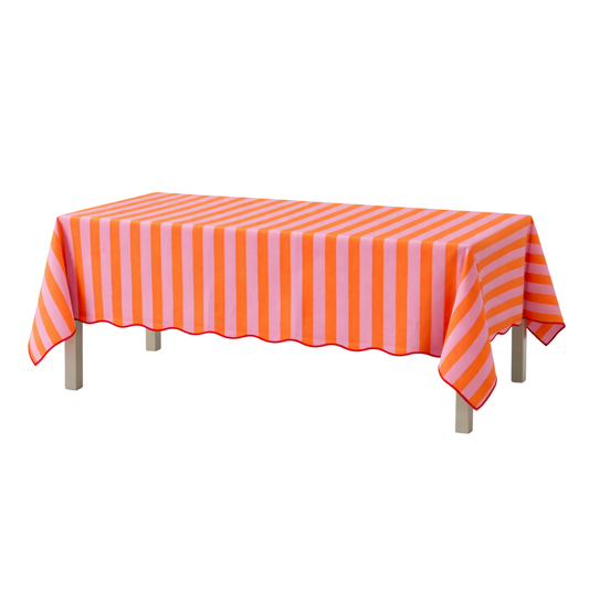 Roze en oranje gestreept katoenen tafelkleed 250x140 cm op een tafel op wit achtergrond