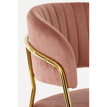 De afgeronde rugleuning is bekleed met zacht fluweel en afgewerkt met een glanzend gouden frame – een combinatie die comfort en klasse uitstraalt.
