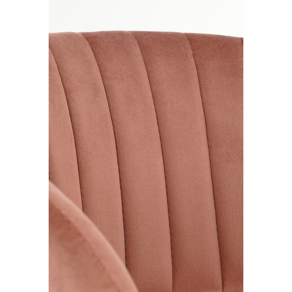 De fluwelen stof heeft een subtiele glans die prachtig speelt met het licht. De verticale stiknaden geven de stoel een moderne, verfijnde uitstraling.
