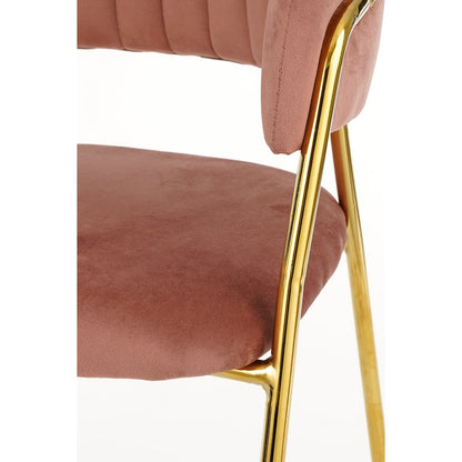 Het stevige frame van metaal contrasteert elegant met de zachte bekleding, waardoor de stoel een speels én chic karakter krijgt.
