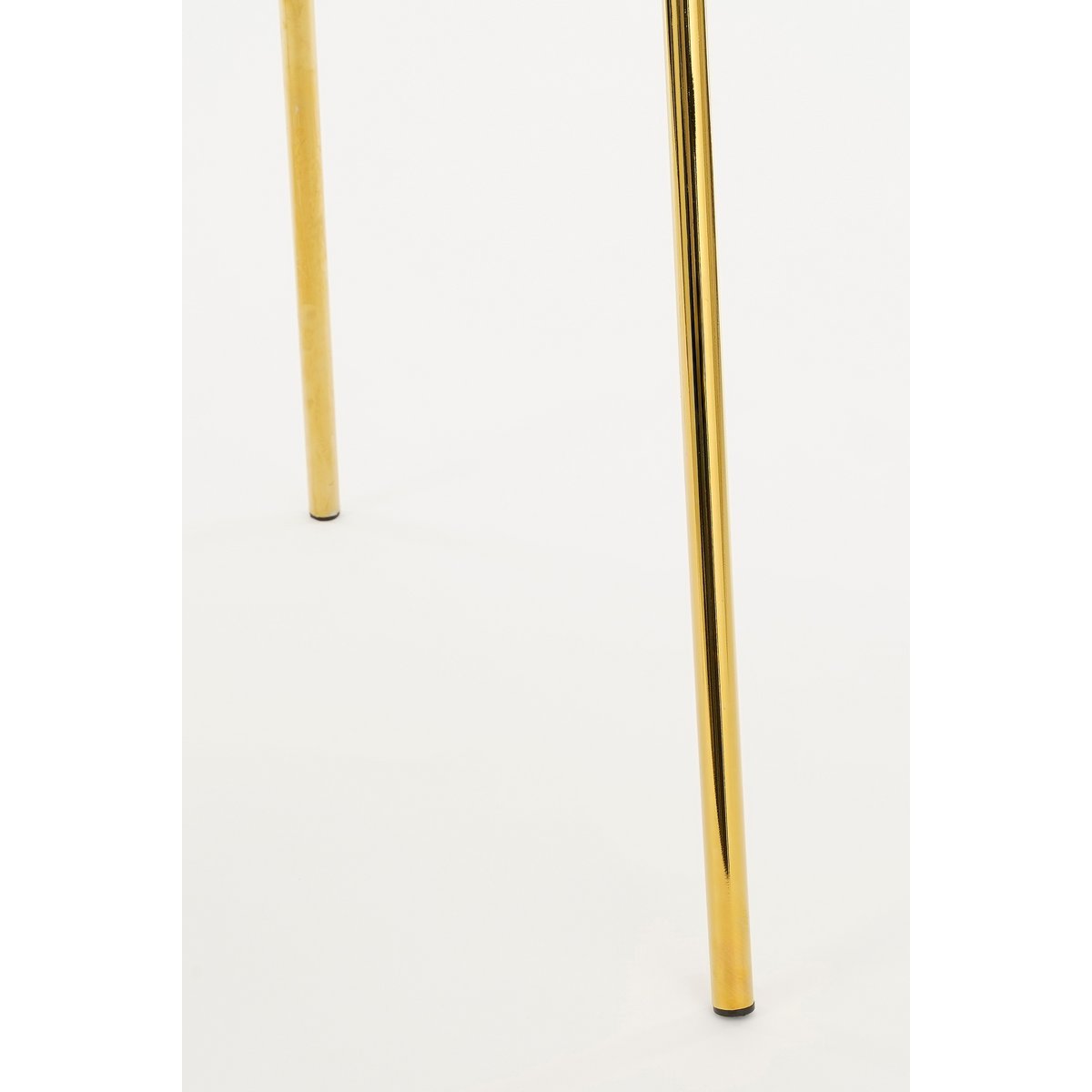 De slanke, goudkleurige poten zorgen voor een luchtige look en voegen een vleugje luxe toe aan elk interieur.
