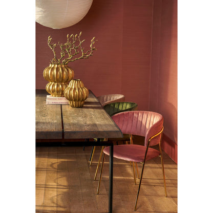 In een warme, stijlvolle eetkamer komt deze stoel volledig tot zijn recht. Combineer met natuurlijke materialen of donkere tinten voor een elegante balans.
