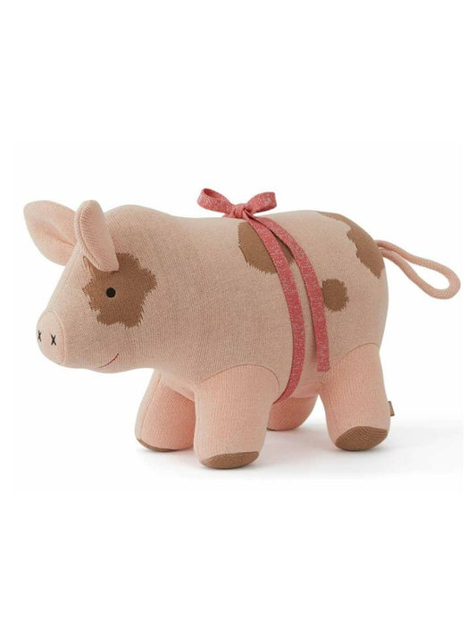 Een heerlijk zacht knuffelvarken met een warme, handgemaakte uitstraling. Het subtiele roze breisel en het vrolijke lint maken hem onweerstaanbaar schattig – een echte favoriet voor jong en oud.
