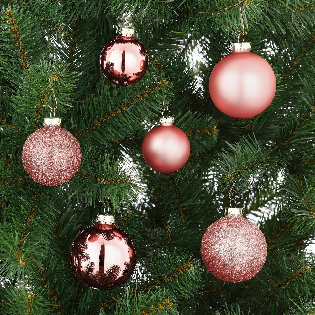 6 roze glazen kerstballen in matte, glimmende en glittervarianten. Een chique basis voor een sfeervolle kerstboom.