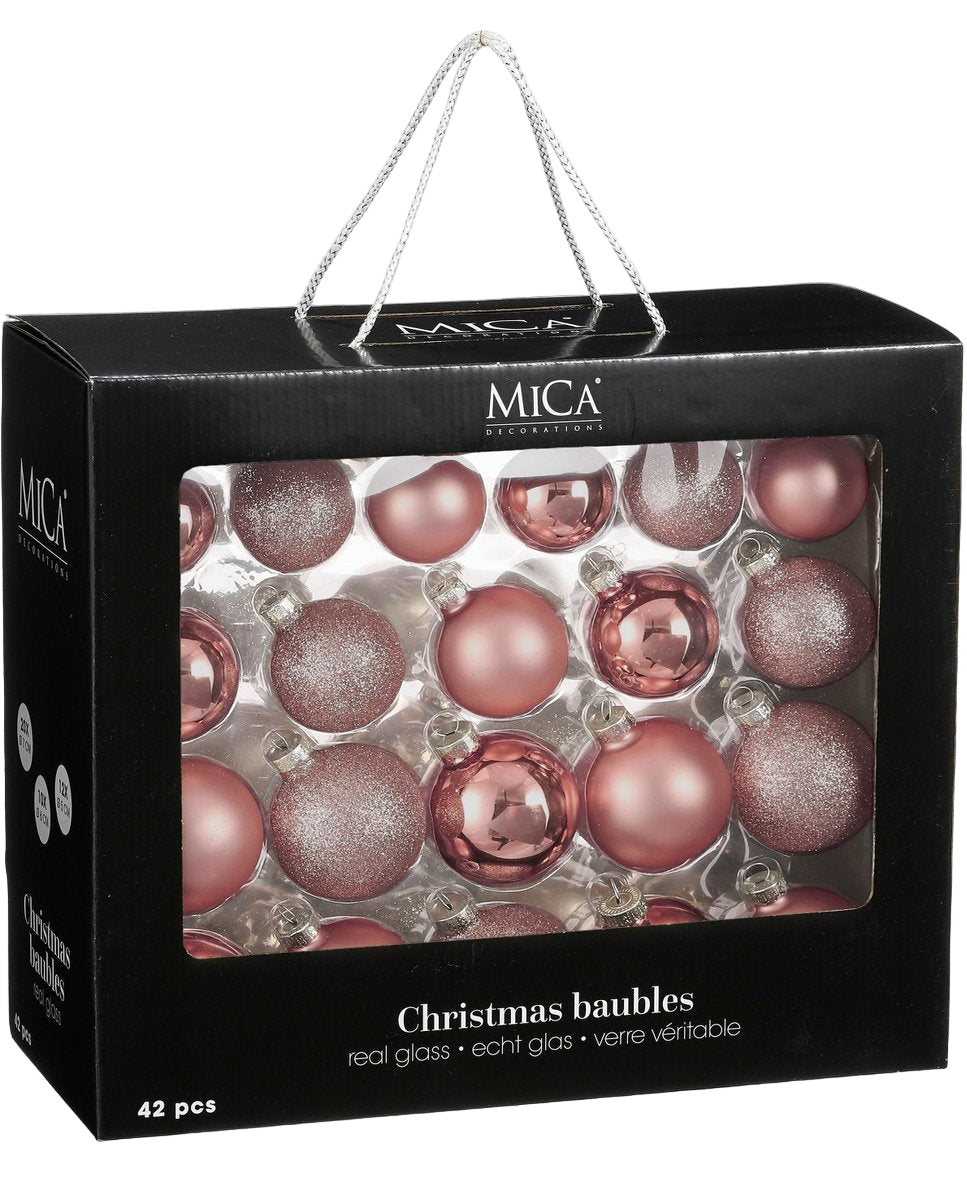 Set van 42 roze glazen kerstballen in matte, glimmende en glittervarianten. Perfect voor een chique, moderne kerstboom. Verpakt in een stijlvolle zwarte doos