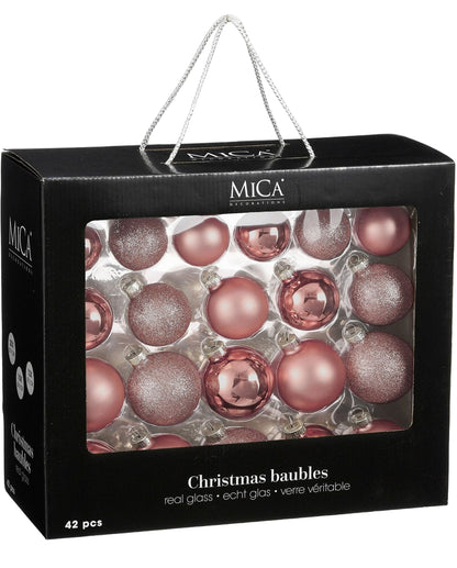 Set van 42 roze glazen kerstballen in matte, glimmende en glittervarianten. Perfect voor een chique, moderne kerstboom. Verpakt in een stijlvolle zwarte doos