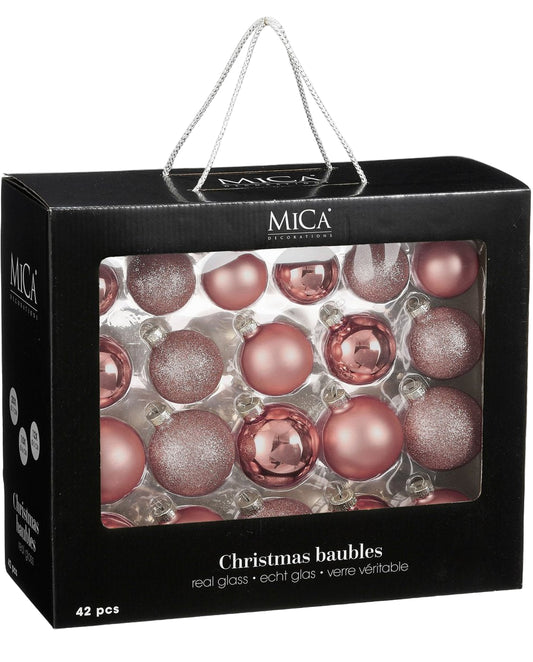 Set van 42 roze glazen kerstballen in matte, glimmende en glittervarianten. Perfect voor een chique, moderne kerstboom. Verpakt in een stijlvolle zwarte doos