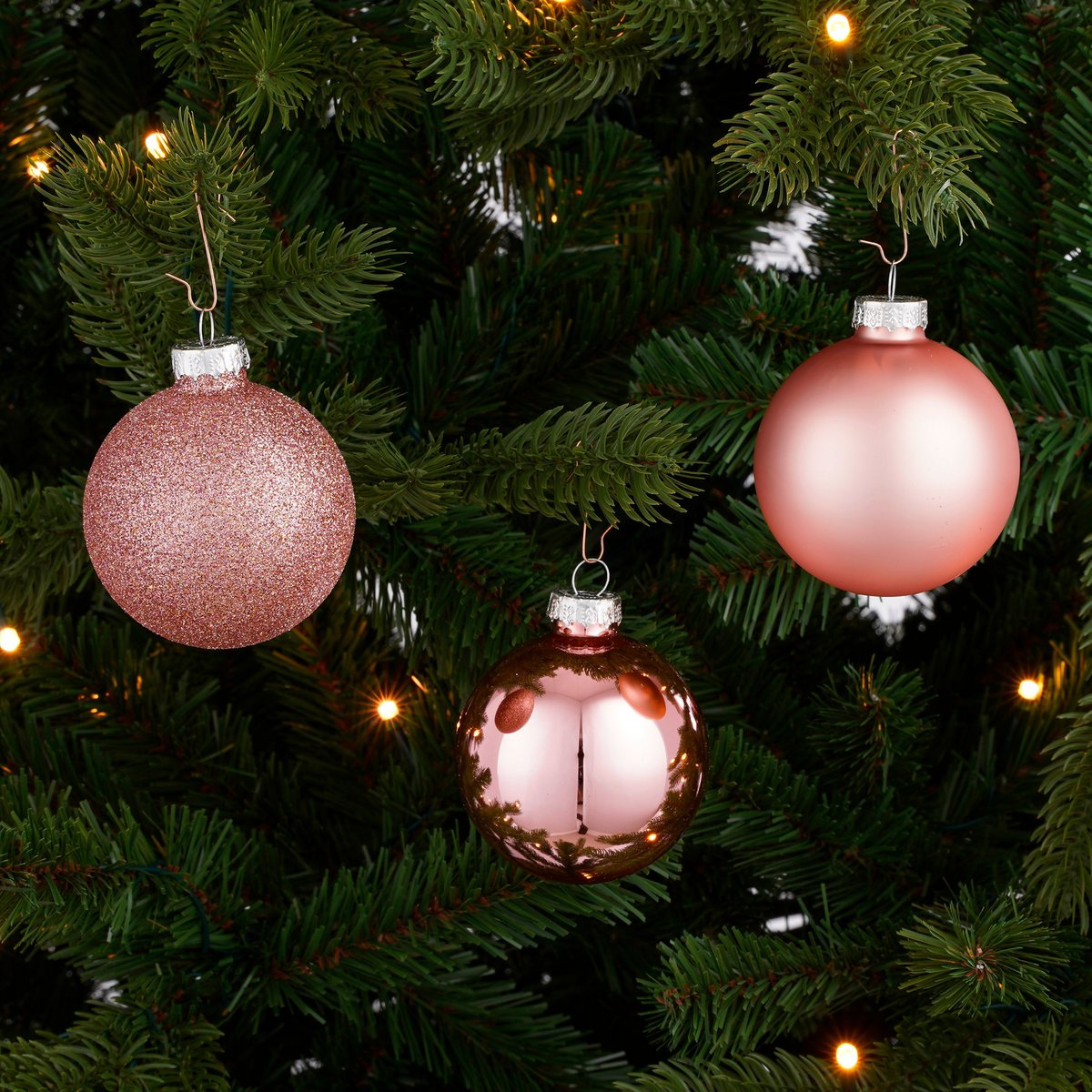 3 roze glazen kerstballen in matte, glimmende en glittervarianten. Perfect voor een chique, moderne kerstboom en stijlvol interieur.
