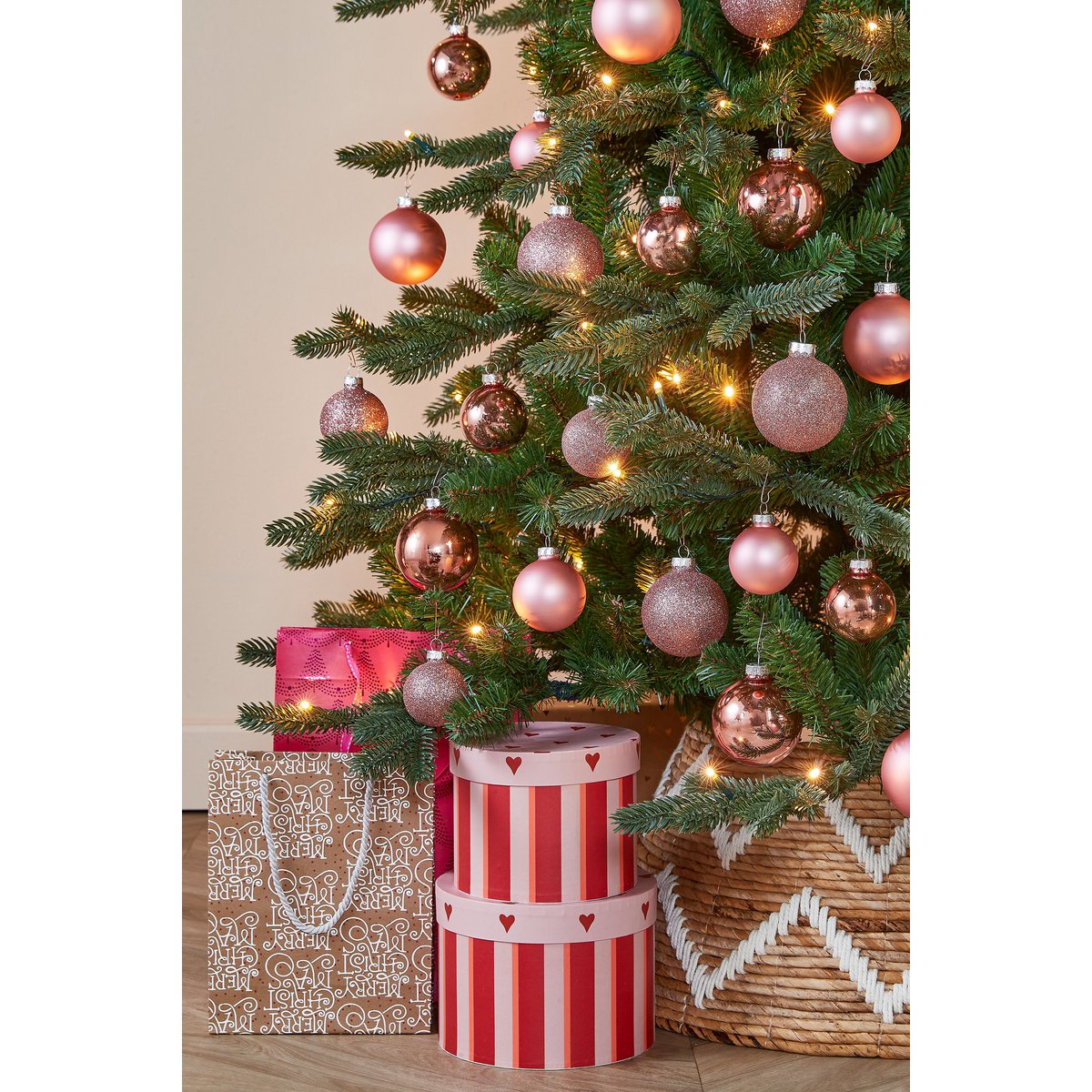 3 roze glazen kerstballen in matte, glimmende en glittervarianten. Perfect voor een chique, moderne kerstboom en stijlvol interieur. Perfect bij andere roze cadeautjes.