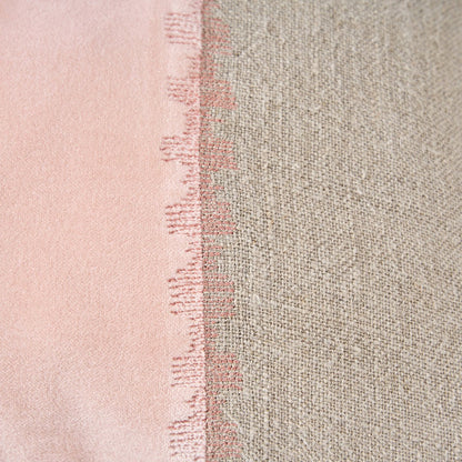 Detail van linnen stof en roze kleurvlak van Velvet Divorce kussenhoes