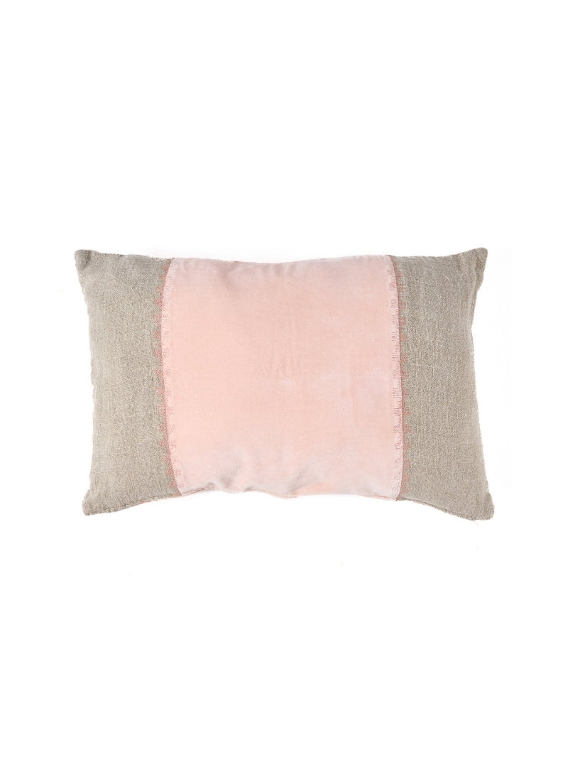Velvet Divorce kussenhoes roze en linnen 30x50 op witte achtergrond