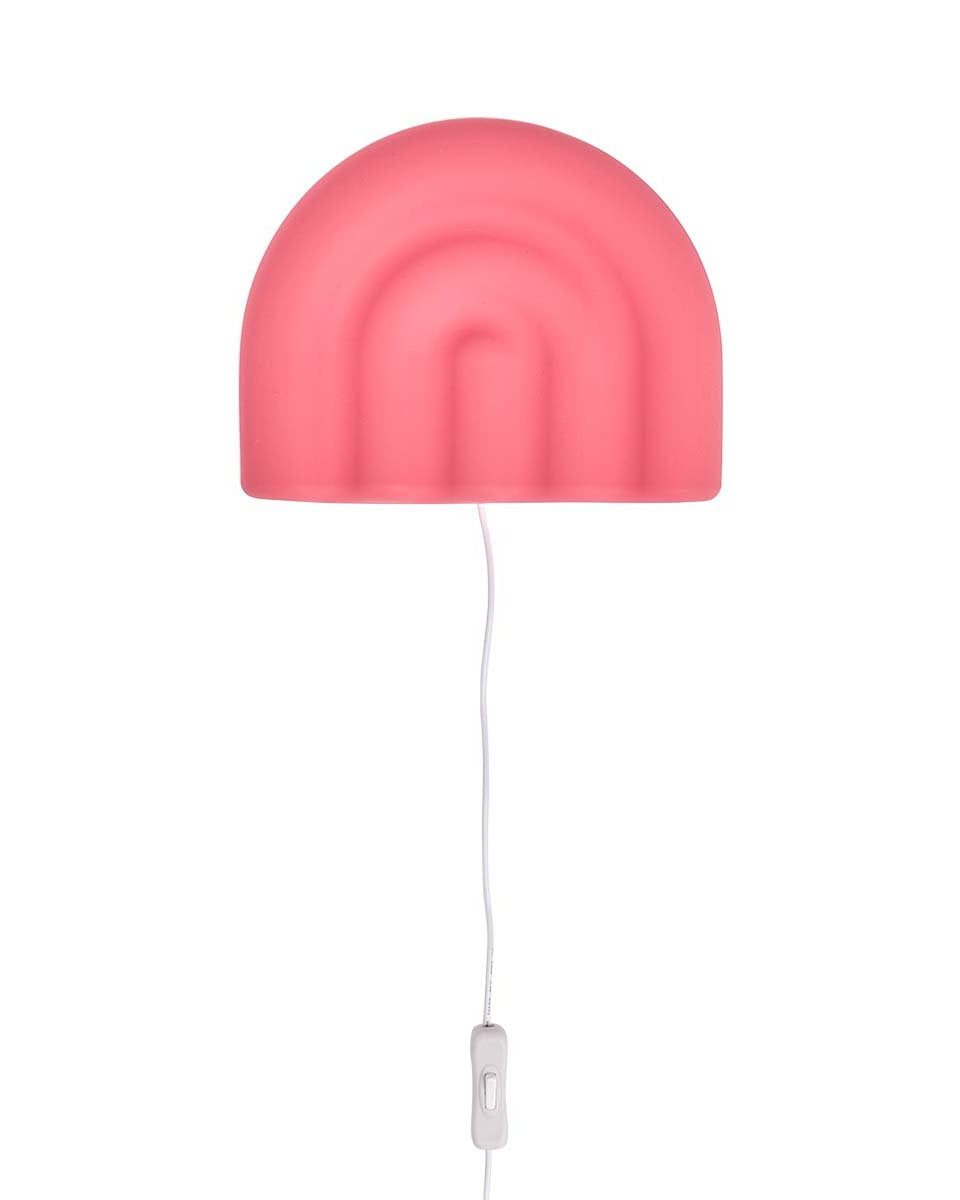 Regenboog wandlamp in roze kleur met trekkoord aan witte muur