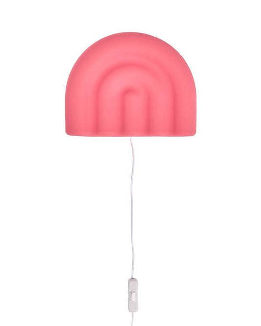 Regenboog wandlamp in roze kleur met trekkoord aan witte muur