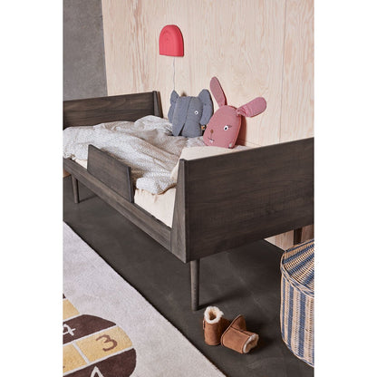 Roze regenboog lamp boven kinderbed voor zachte verlichting