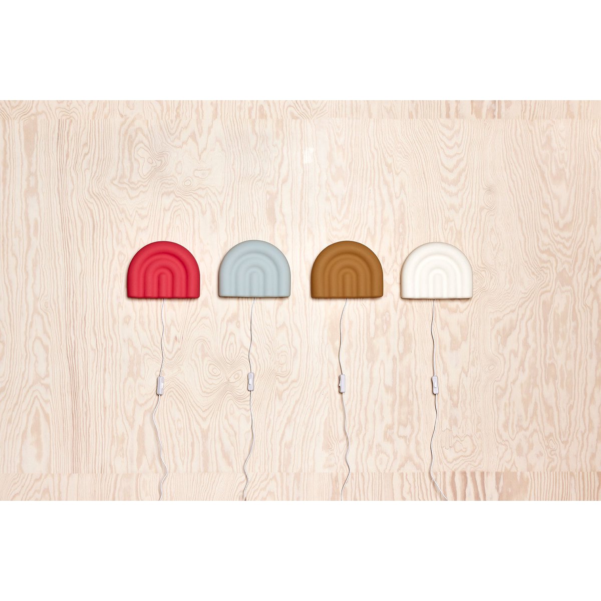 Regenboog wandlampen in kinderkamer met speels interieur