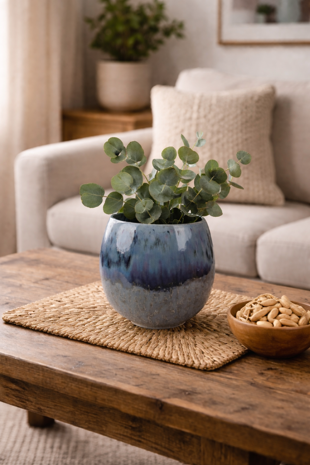 Bloempot blauw van geglazuurd keramiek 20 cm Heaven in knus rustiek interieur op een geweven placemat op houten tafel
