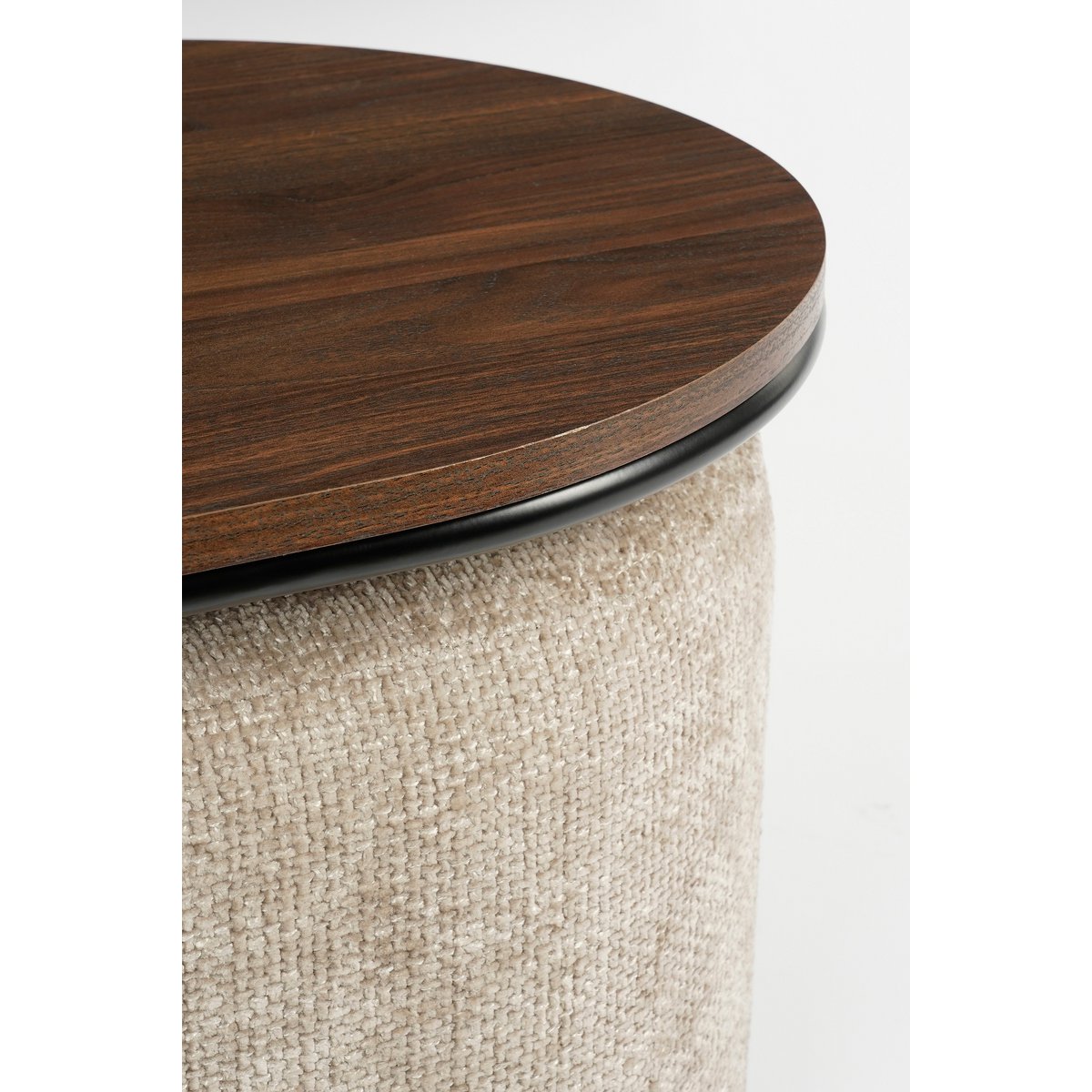 Closeup van een moderne salontafel met een ovale houten bovenkant en twee zachte beige poefs geïntegreerd in een zwart metalen frame. De poefs kunnen los worden gebruikt als extra zitplaatsen of voetenbankjes. Een stijlvolle en multifunctionele toevoeging aan elk eigentijds interieur.