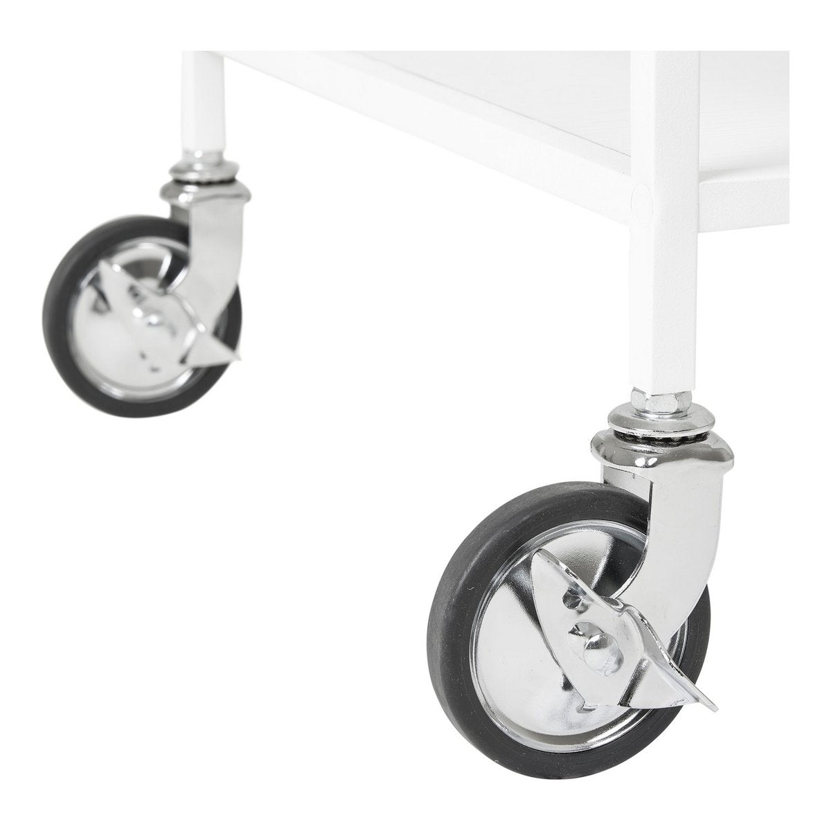 Serveerwagen op wielen wit staal 2 lagen 79 cm op wit achtergrond dichtbij met focus op de wielen