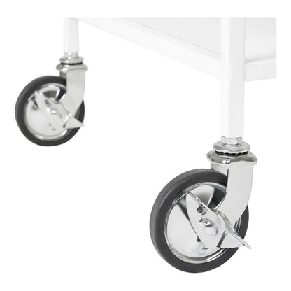 Serveerwagen op wielen wit staal 2 lagen 79 cm op wit achtergrond dichtbij met focus op de wielen
