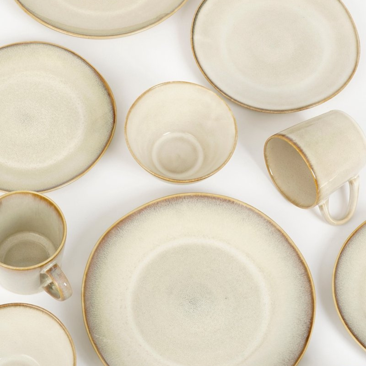 Serviesset beige steengoed bovenaanzicht borden en schaaltjes, compleet serviesset 4 personen