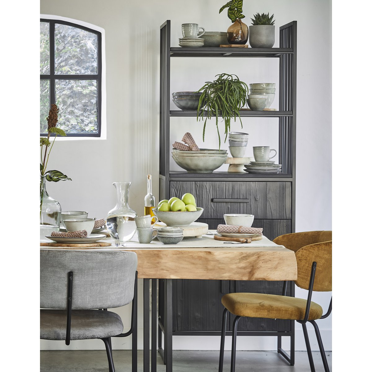 Serviesset keramiek grijs 16-delig voor 4 personen Tabo op een houten tafel in luxe eetkamer met zwarte accenten