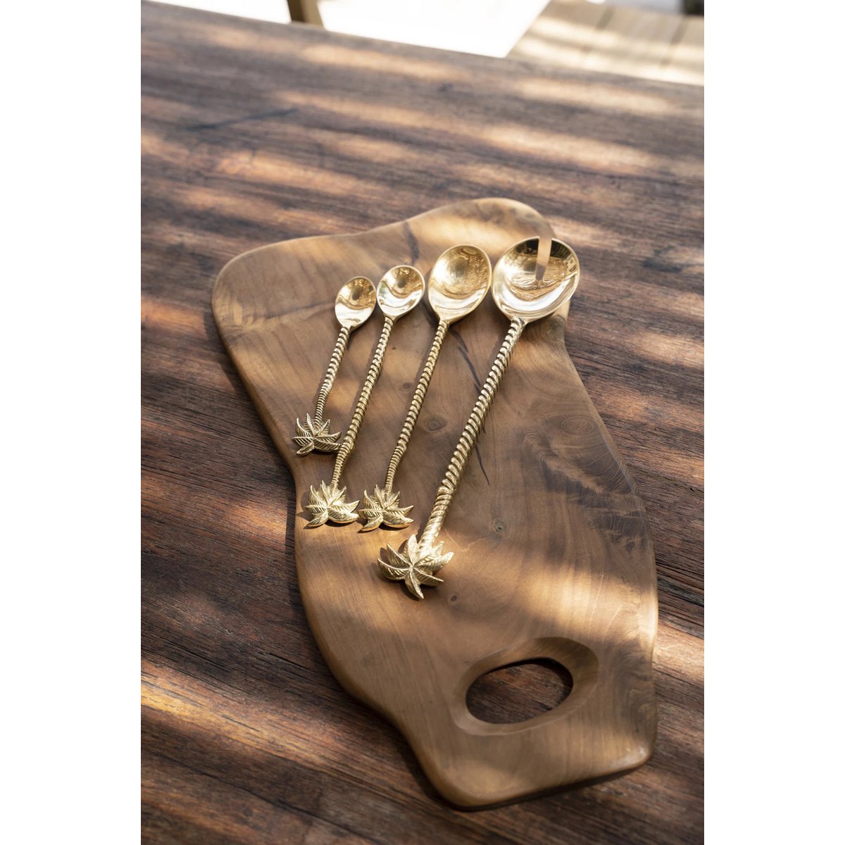 Set van lange lepels goud met palmboom op een houten borreplank